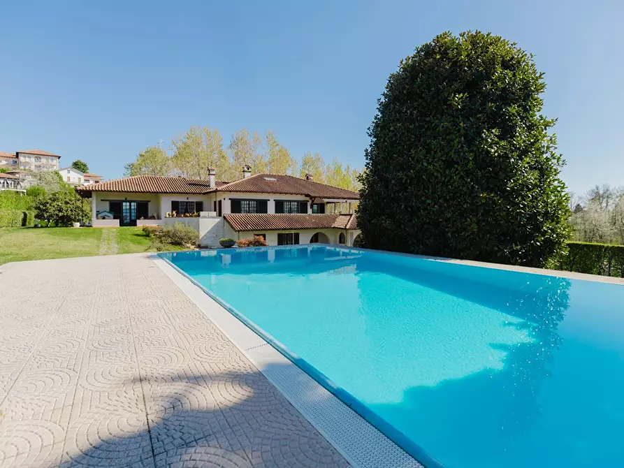 Immagine 1 di Villa in vendita  in VIA ALESSANDRO VOLTA 25 a Carnago