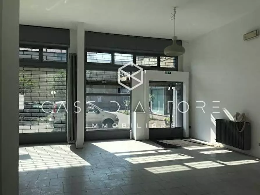 Immagine 10 di Locale commerciale in vendita  in Via Valcuvia 27 a Cittiglio