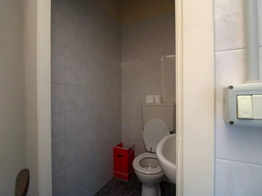 Immagine 21 di Locale commerciale in vendita  in Via Nazario Sauro a Teramo