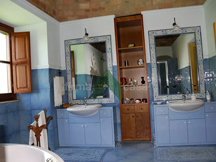 Immagine 50 di Villa in vendita  a Teramo