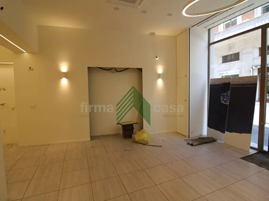 Immagine 13 di Locale commerciale in affitto  in Corso San Giorgio a Teramo