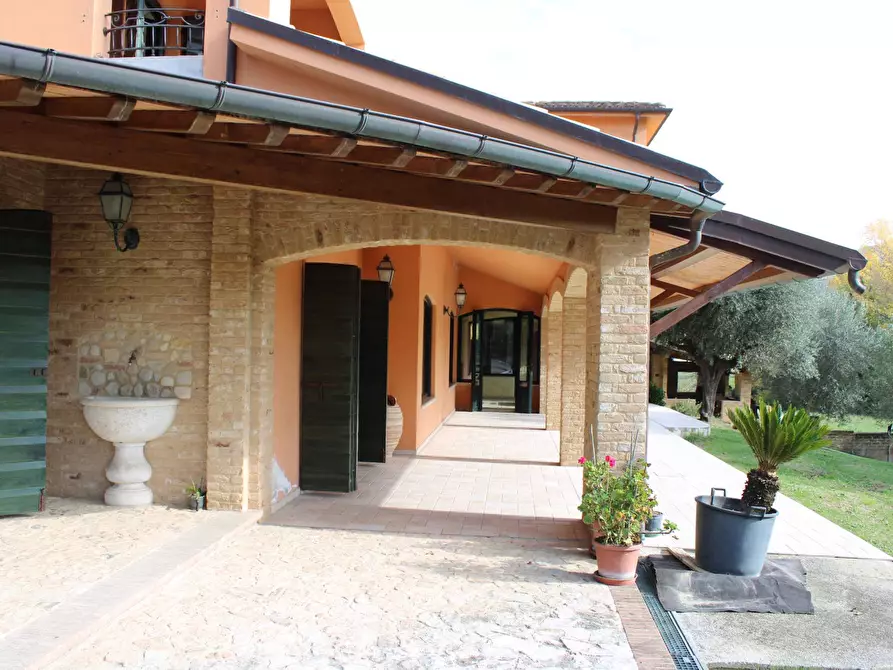 Immagine 8 di Villa in vendita  in via Della Madonna 11 a Campli