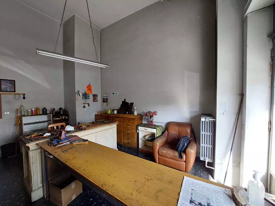 Immagine 2 di Locale commerciale in vendita  in Via Umberto Giordano 3 a Torino