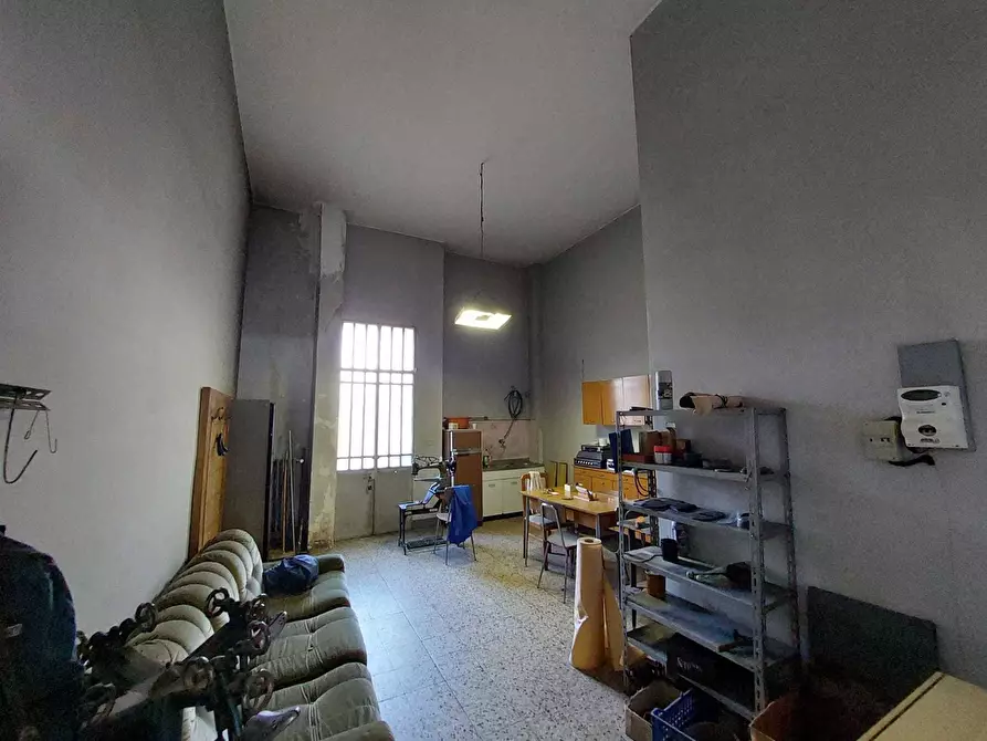 Immagine 3 di Locale commerciale in vendita  in Via Umberto Giordano 3 a Torino