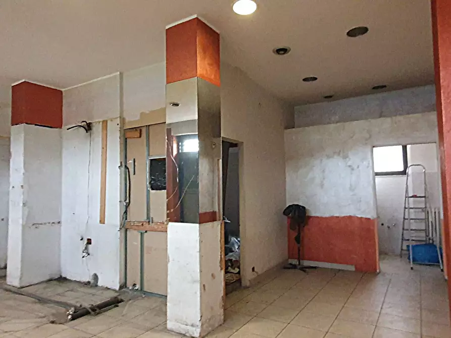 Immagine 3 di Locale commerciale in vendita  in Via Lauro Rossi 71 a Torino