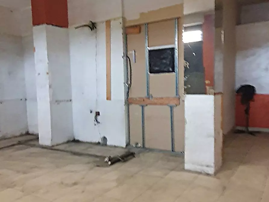 Immagine 6 di Locale commerciale in vendita  in Via Lauro Rossi 71 a Torino