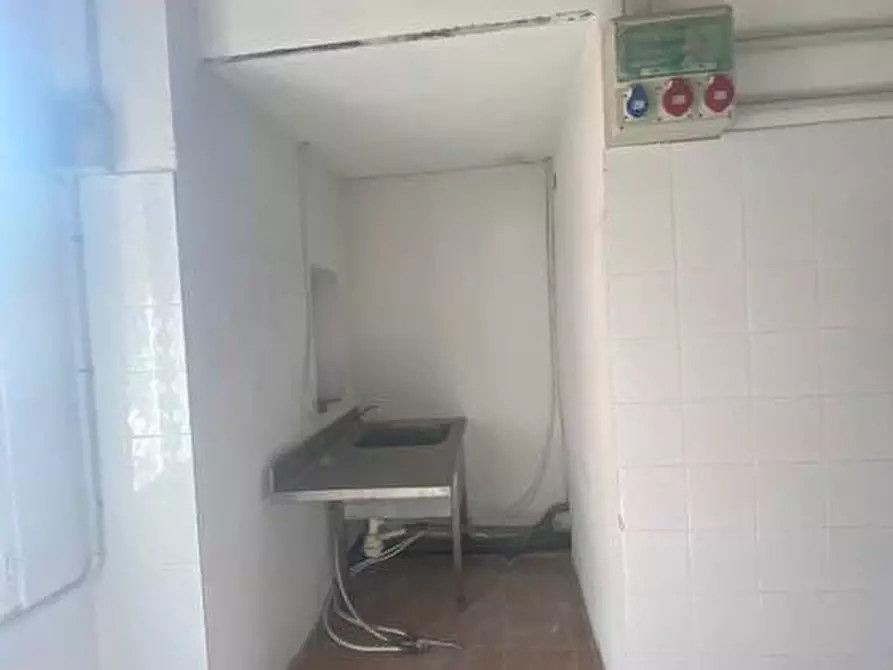 Immagine 5 di Locale commerciale in vendita  in via tenda 1 a Ventimiglia