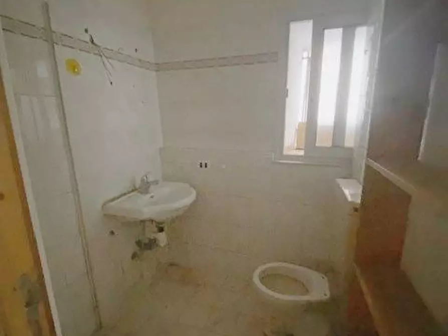 Immagine 5 di Magazzino in vendita  in via piemonte 35 a Ventimiglia