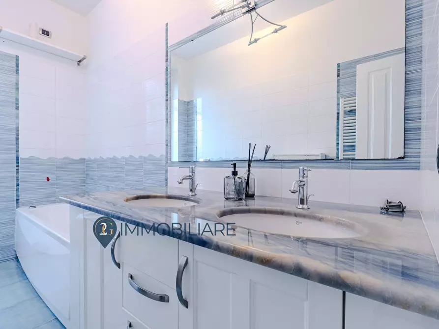 Immagine 23 di Casa semindipendente in vendita  in Salita Del Pianello a La Spezia