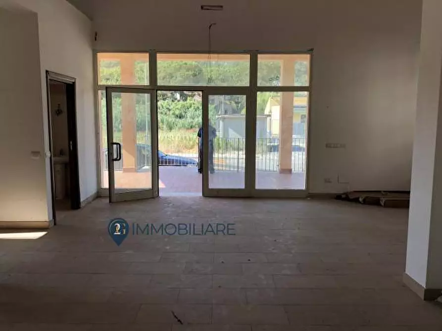 Immagine 2 di Locale commerciale in vendita  in Via Maestro Pietrino Venturini a Aulla