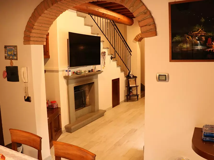 Immagine 3 di Palazzo in vendita  in Via della Forra a Lastra A Signa