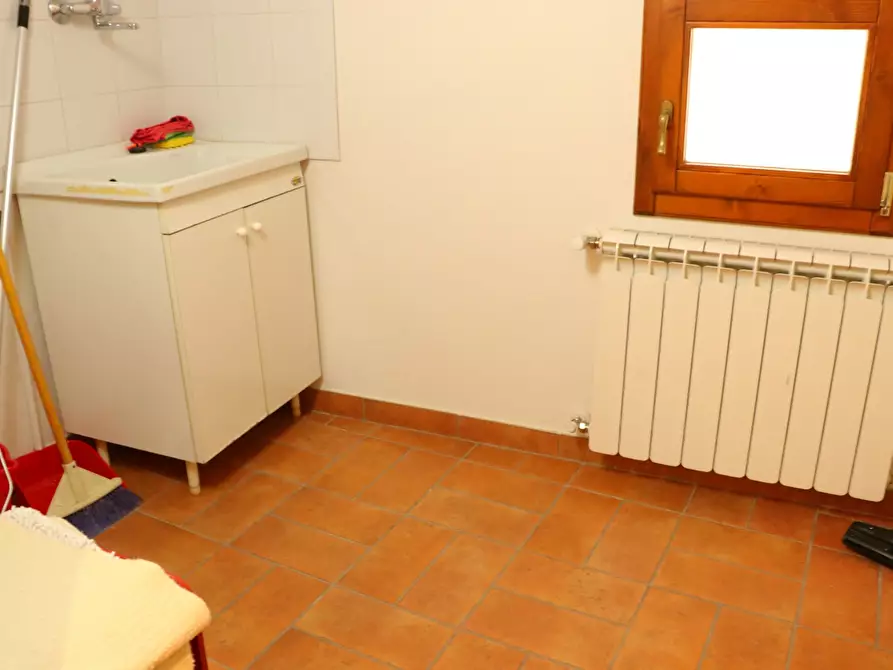 Immagine 12 di Palazzo in vendita  in Via della Forra a Lastra A Signa