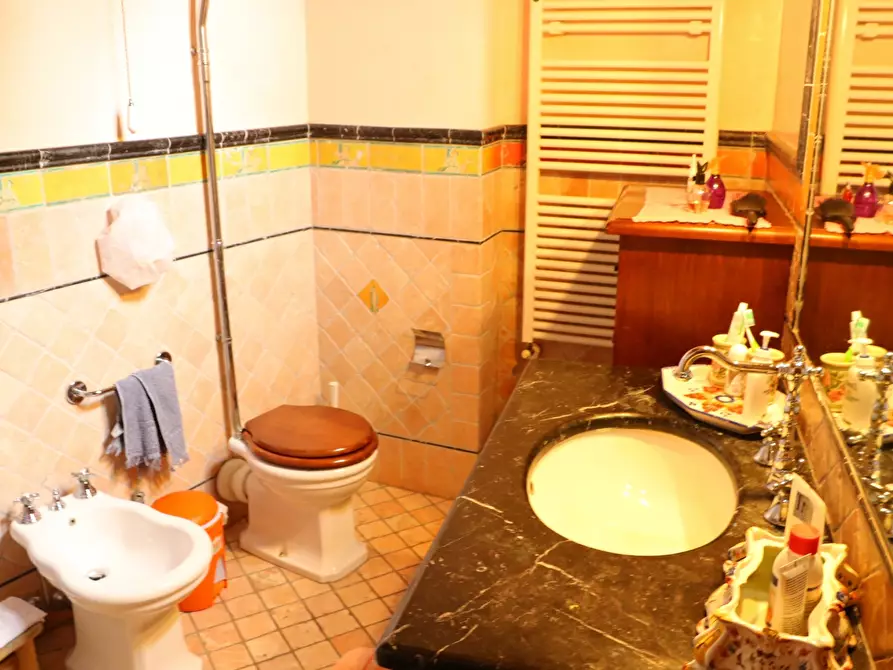 Immagine 30 di Palazzo in vendita  in Via della Forra a Lastra A Signa