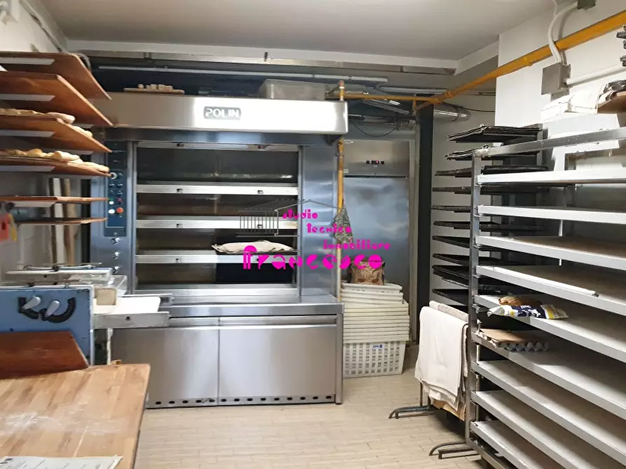 Immagine 1 di Attività commerciale in vendita  in Piazza delle Cure a Firenze