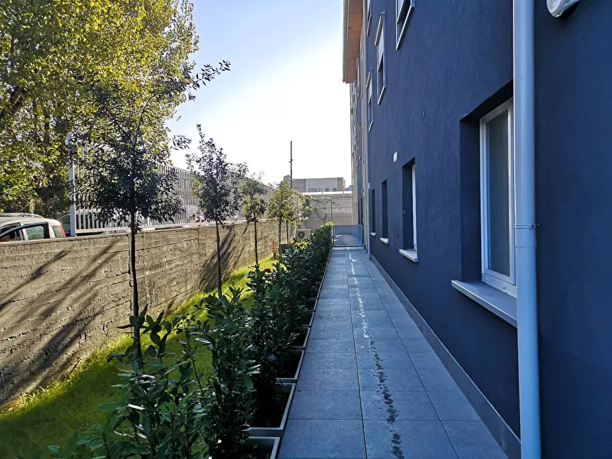 Immagine 4 di Locale commerciale in vendita  in Viale Ariosto a Sesto Fiorentino