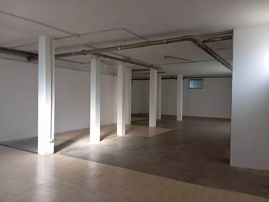 Immagine 5 di Magazzino in affitto  in Via Baracca a Prato