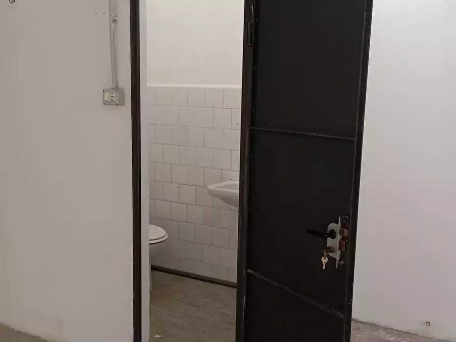 Immagine 18 di Magazzino in affitto  in Via Baracca a Prato