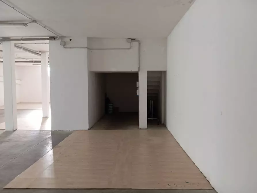 Immagine 8 di Magazzino in affitto  in Via Baracca a Prato