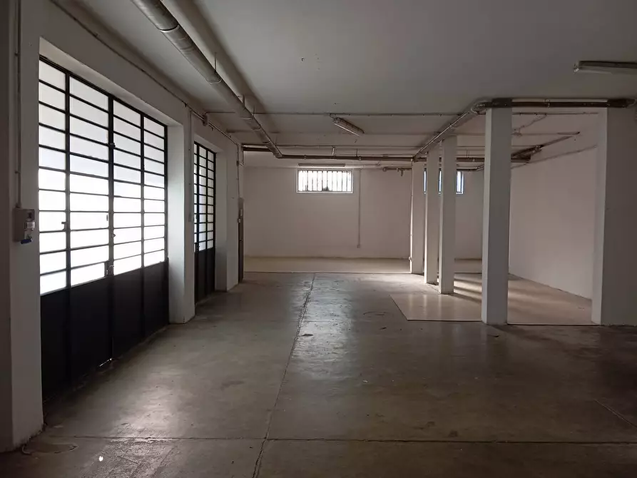 Immagine 9 di Magazzino in affitto  in Via Baracca a Prato