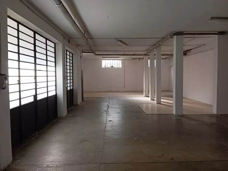 Immagine 12 di Magazzino in affitto  in Via Baracca a Prato