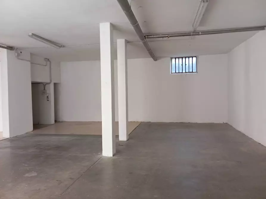 Immagine 14 di Magazzino in affitto  in Via Baracca a Prato