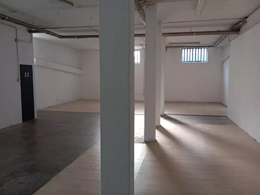 Immagine 15 di Magazzino in affitto  in Via Baracca a Prato