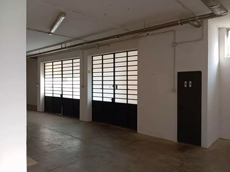 Immagine 16 di Magazzino in affitto  in Via Baracca a Prato
