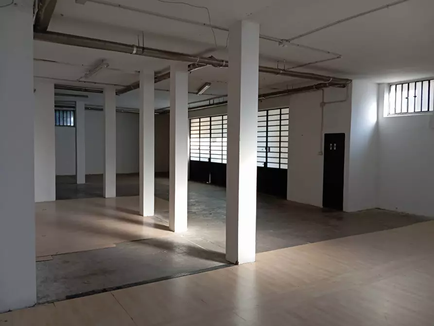 Immagine 4 di Magazzino in vendita  in Via Baracca a Prato