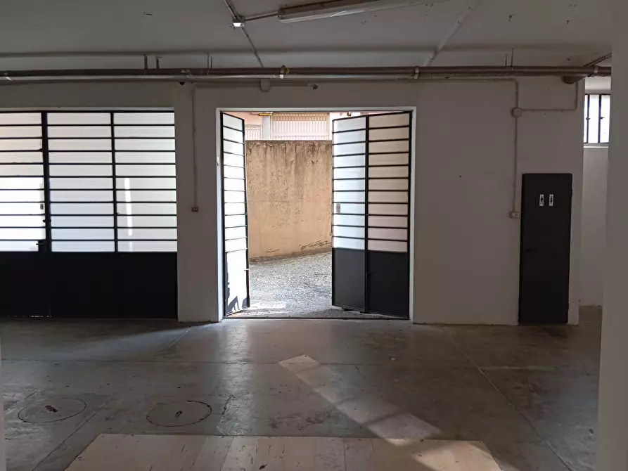 Immagine 2 di Magazzino in vendita  in Via Baracca a Prato