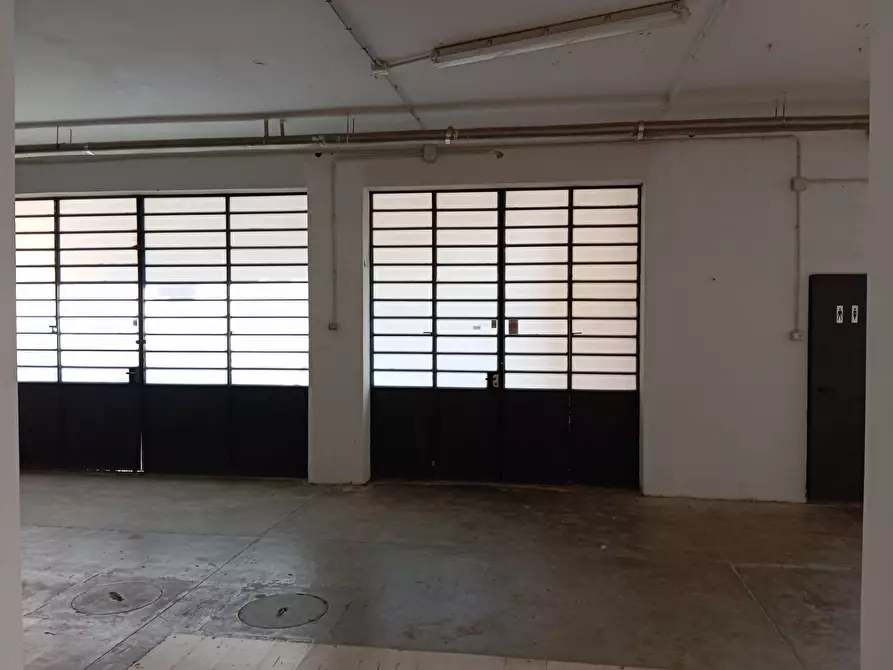 Immagine 10 di Magazzino in vendita  in Via Baracca a Prato