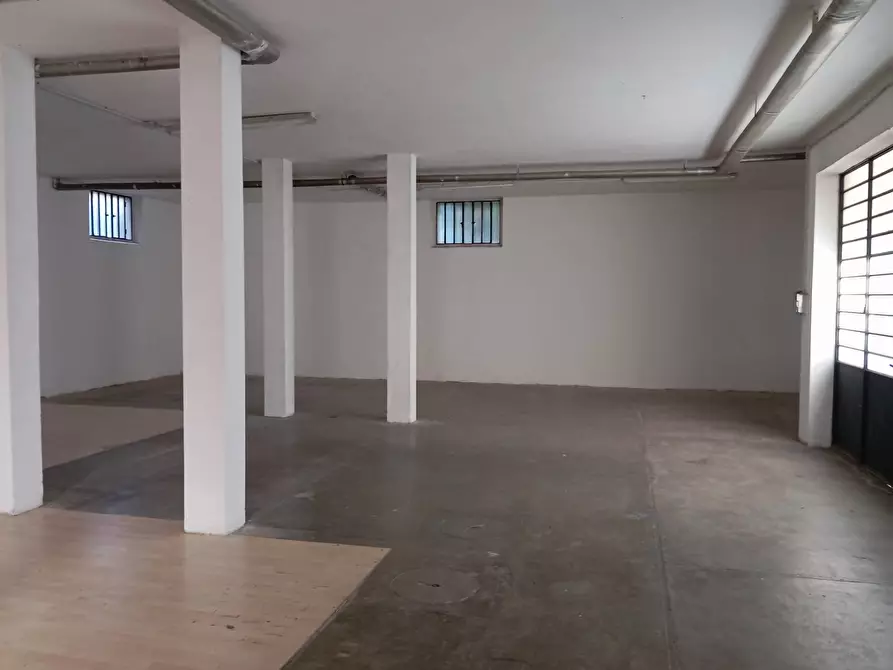 Immagine 11 di Magazzino in vendita  in Via Baracca a Prato