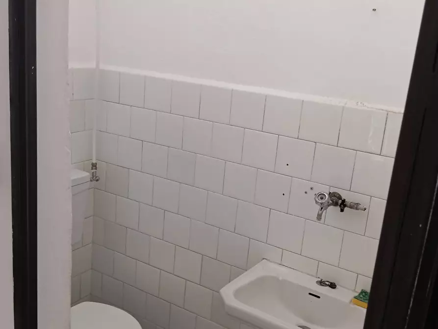 Immagine 19 di Magazzino in vendita  in Via Baracca a Prato