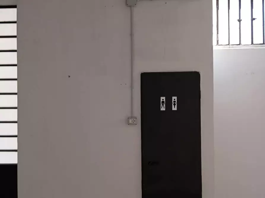 Immagine 17 di Magazzino in vendita  in Via Baracca a Prato