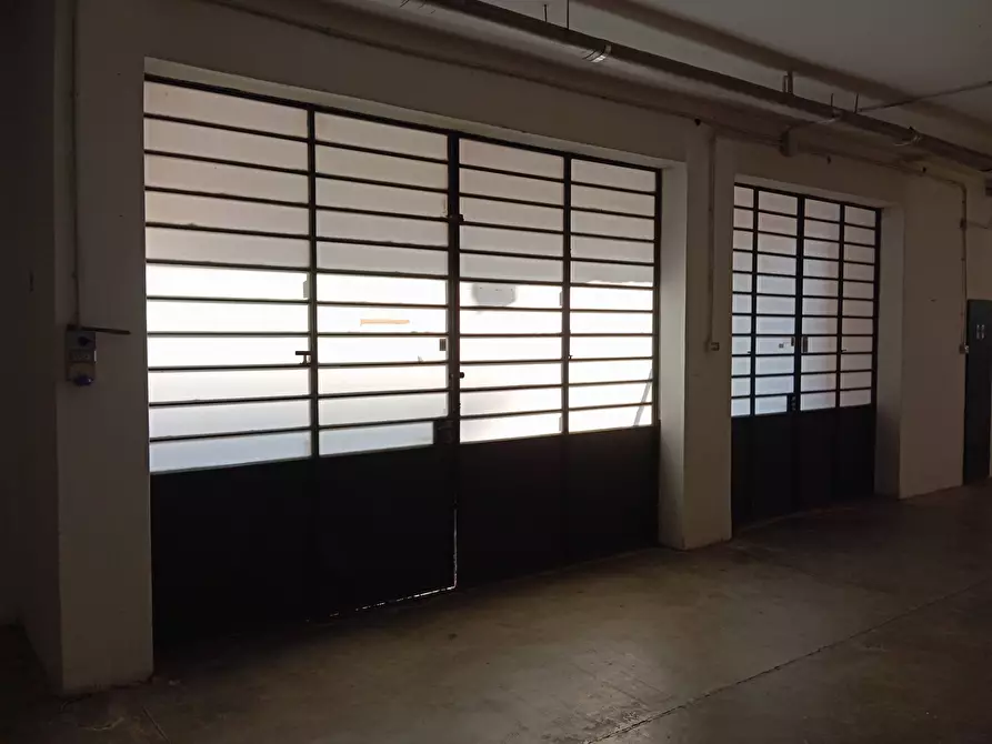 Immagine 3 di Magazzino in vendita  in Via Baracca a Prato