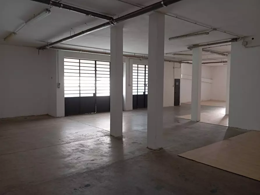 Immagine 7 di Magazzino in vendita  in Via Baracca a Prato