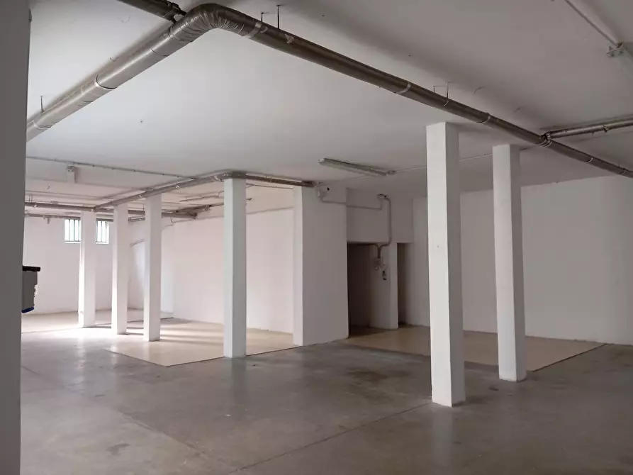 Immagine 13 di Magazzino in vendita  in Via Baracca a Prato