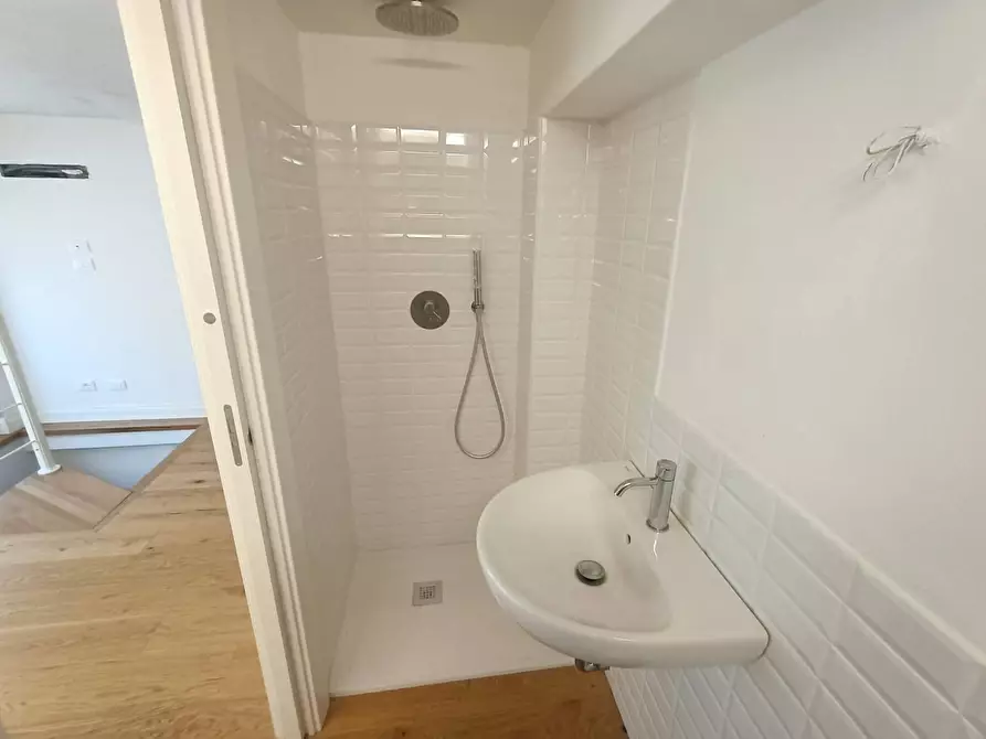 Immagine 12 di Magazzino in vendita  in via Maragliano a Firenze