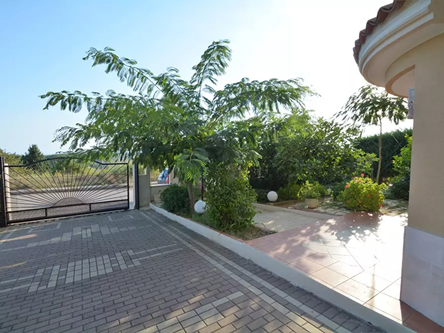 Immagine 12 di Casa semindipendente in vendita  in Via Francesco Lenge s.n. a Montescaglioso