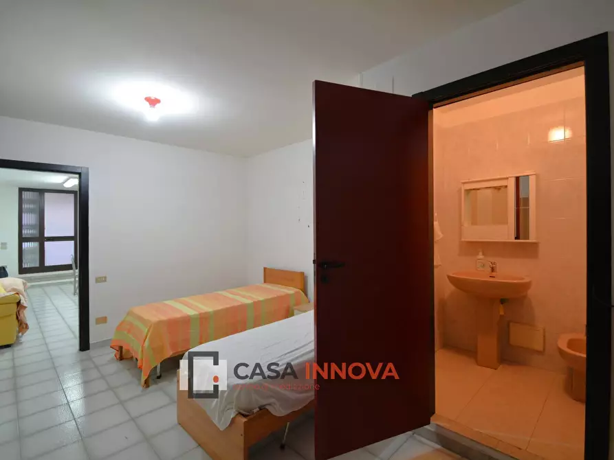 Immagine 12 di Magazzino in vendita  in Via De Amici a Matera