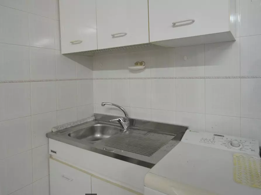 Immagine 9 di Magazzino in vendita  in Via De Amici a Matera