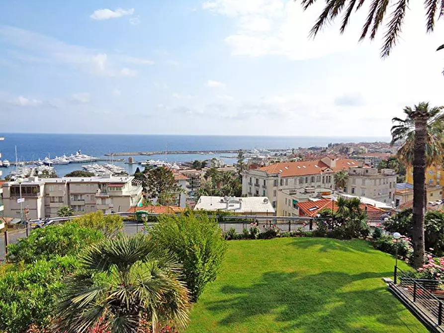 Immagine 2 di Terreno residenziale in vendita  a San Remo