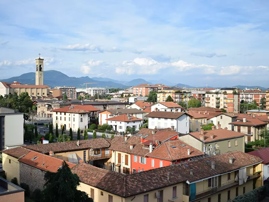 Immagine 1 di Negozio in vendita  a Bergamo