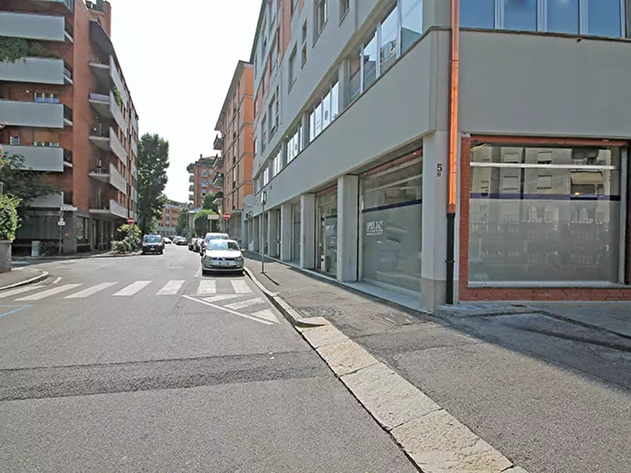 Immagine 2 di Negozio in vendita  a Bergamo