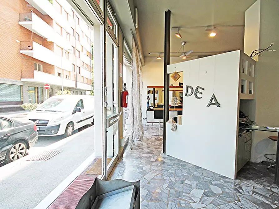 Immagine 3 di Negozio in vendita  a Bergamo