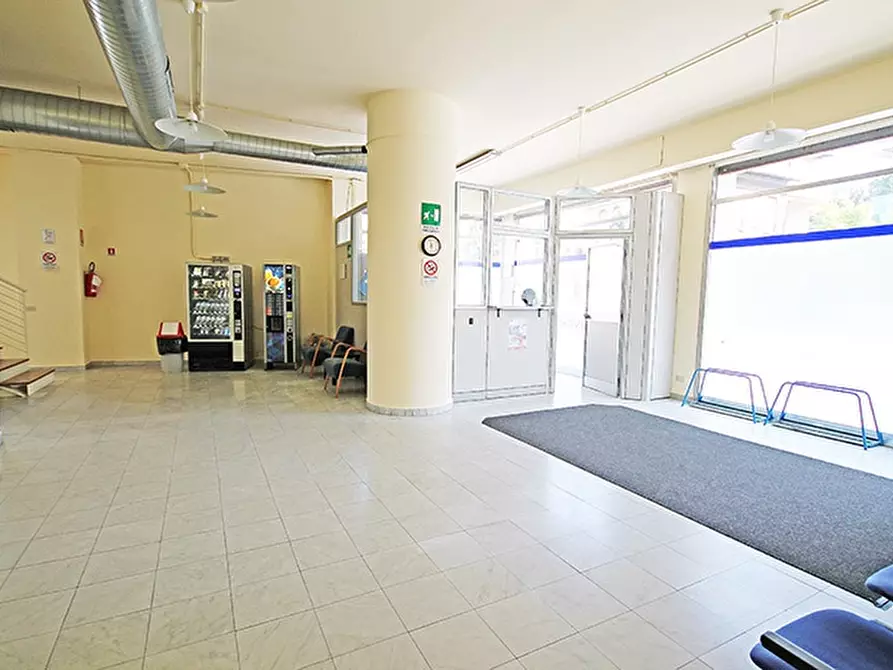 Immagine 10 di Negozio in vendita  a Bergamo