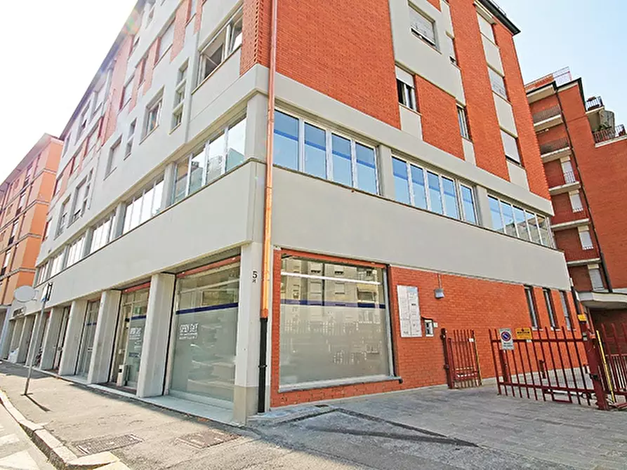 Immagine 2 di Negozio in vendita  a Bergamo