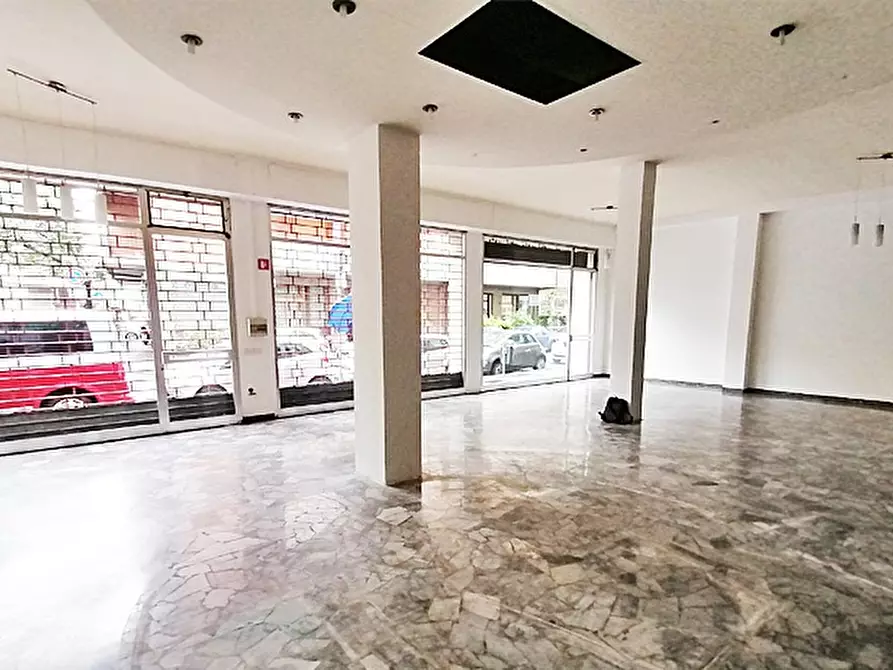 Immagine 3 di Negozio in vendita  a Bergamo