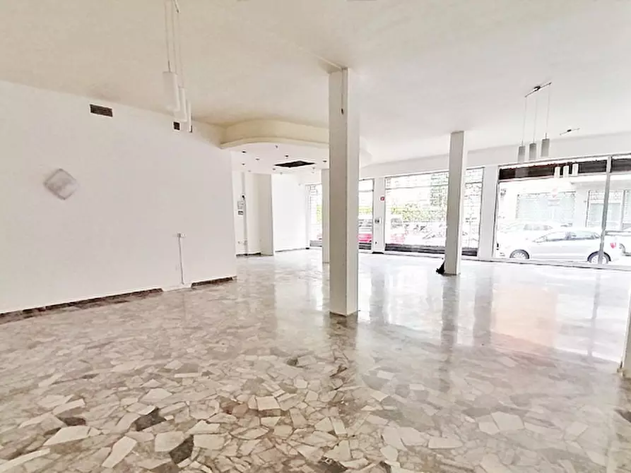 Immagine 4 di Negozio in vendita  a Bergamo