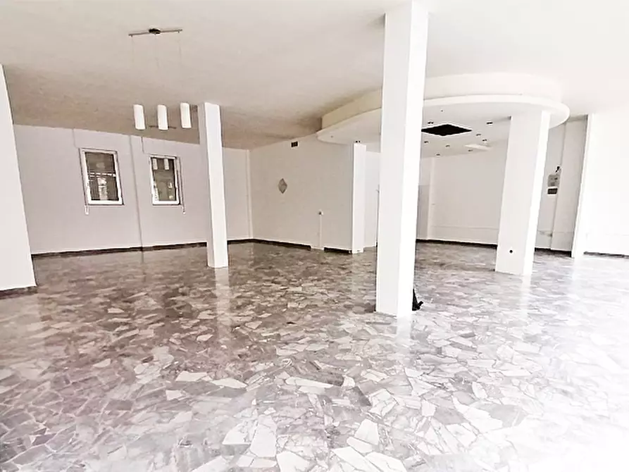 Immagine 5 di Negozio in vendita  a Bergamo