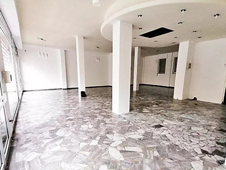 Immagine 6 di Negozio in vendita  a Bergamo